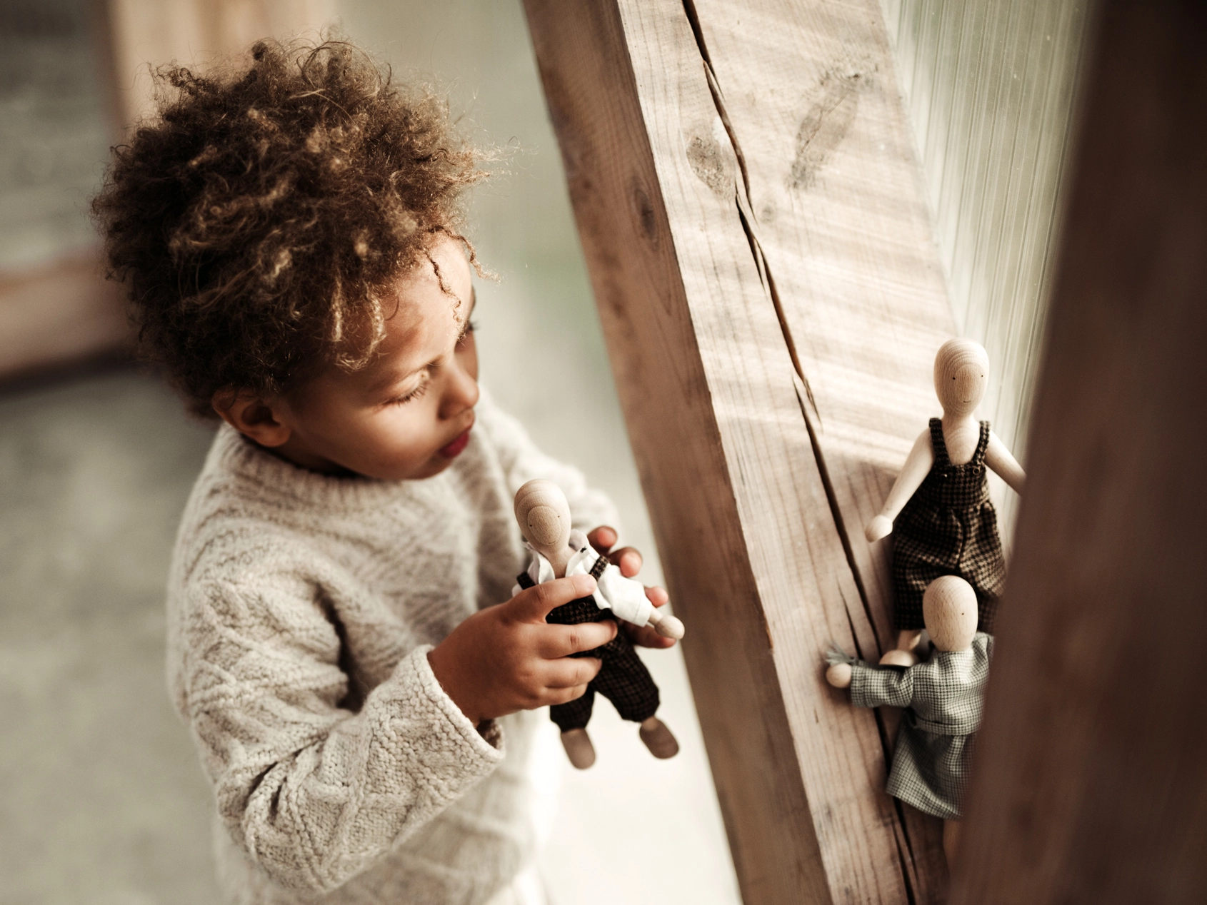 LALA – Figura de madera FSC® sin género (Wooden Story) - Imagen 3