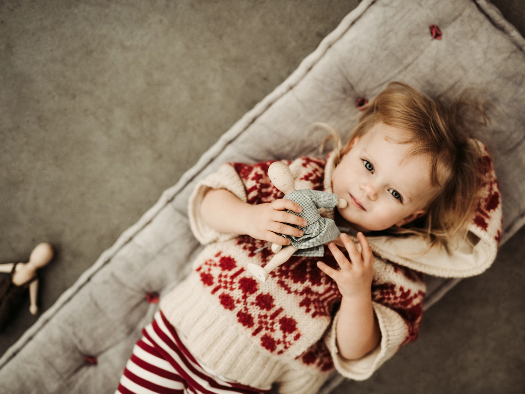 LALA – Figura de madera FSC® sin género (Wooden Story) - Imagen 2